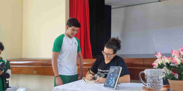 Bate-papo com a Escritora Analu Leite