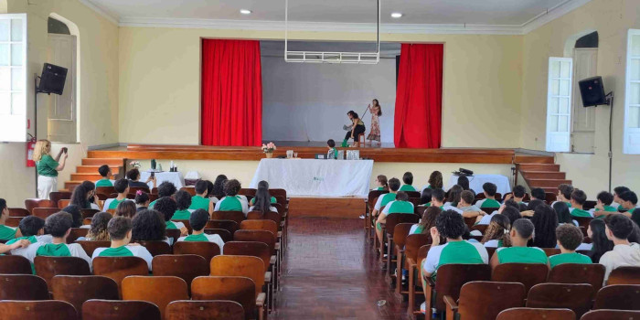 Bate-papo com a Escritora Analu Leite