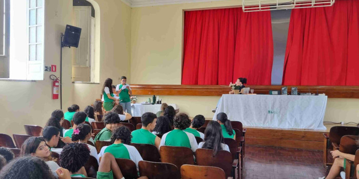 Bate-papo com a Escritora Analu Leite