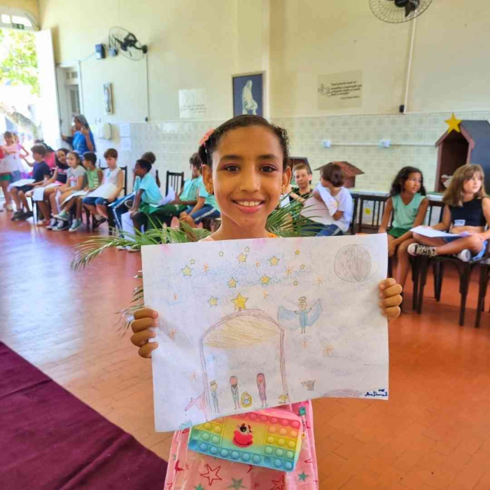 Celebrando a Criatividade Natalina: Desfile de Desenhos de Presépios 