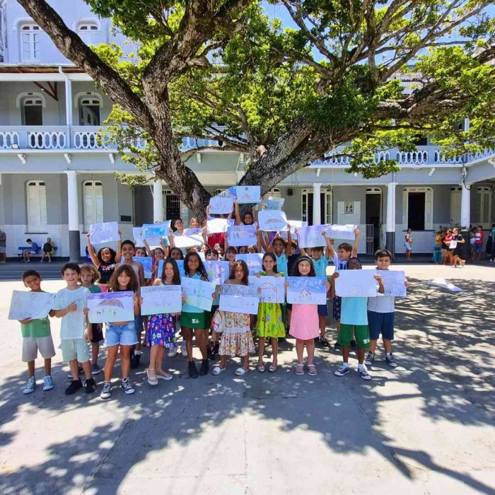 Celebrando a Criatividade Natalina: Desfile de Desenhos de Presépios 