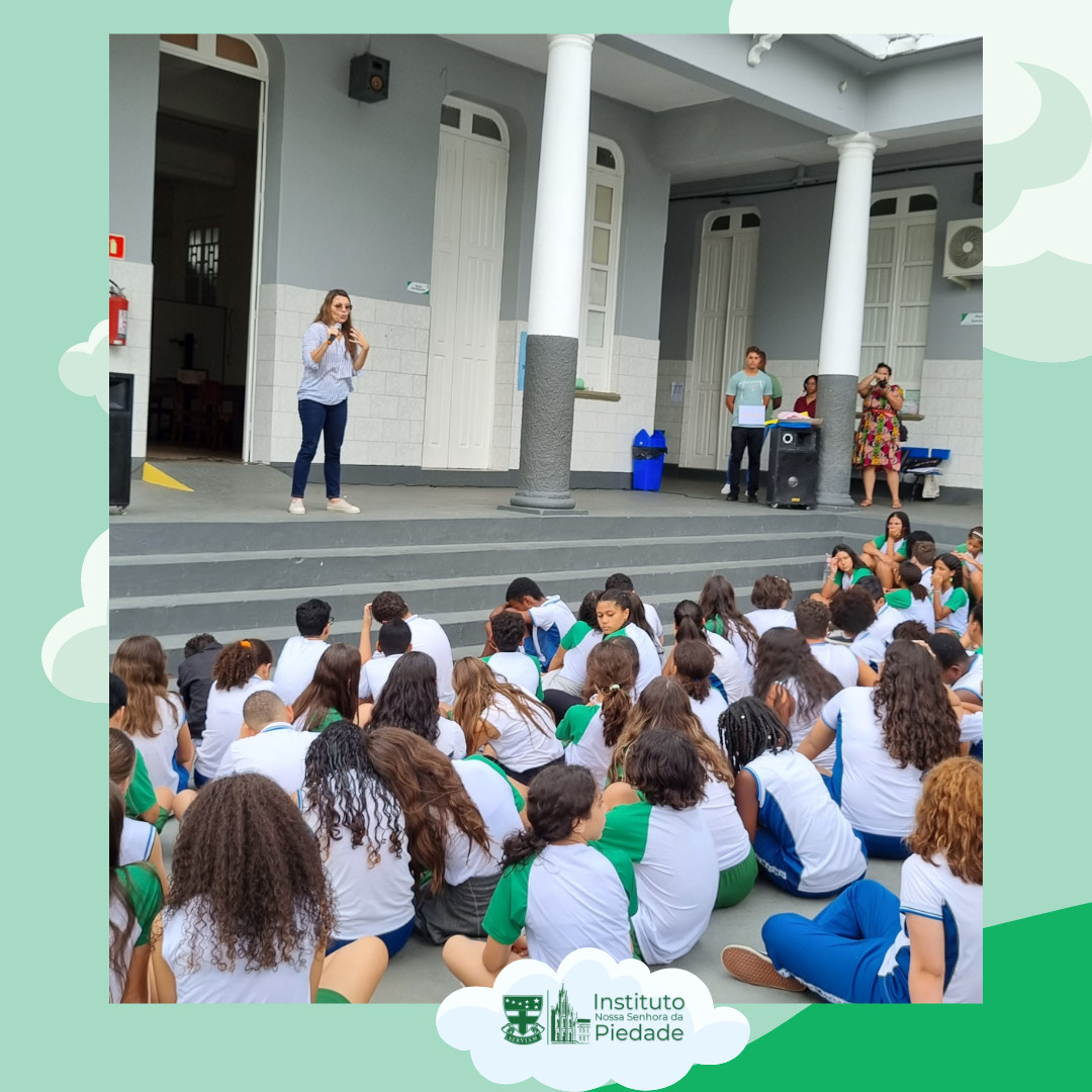 Alunos reunidos em frente ao palco